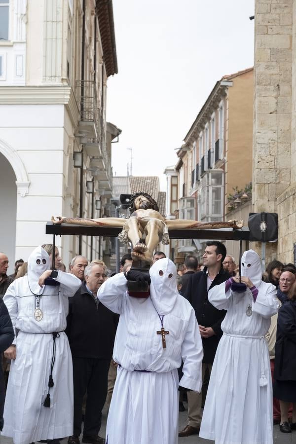 El Cristo del Amparo, portado a hombros, recorrió las calles de la localidad en solemne y devoto vía crucis, solo roto por los rezos de los fieles, que siguen al crucificado