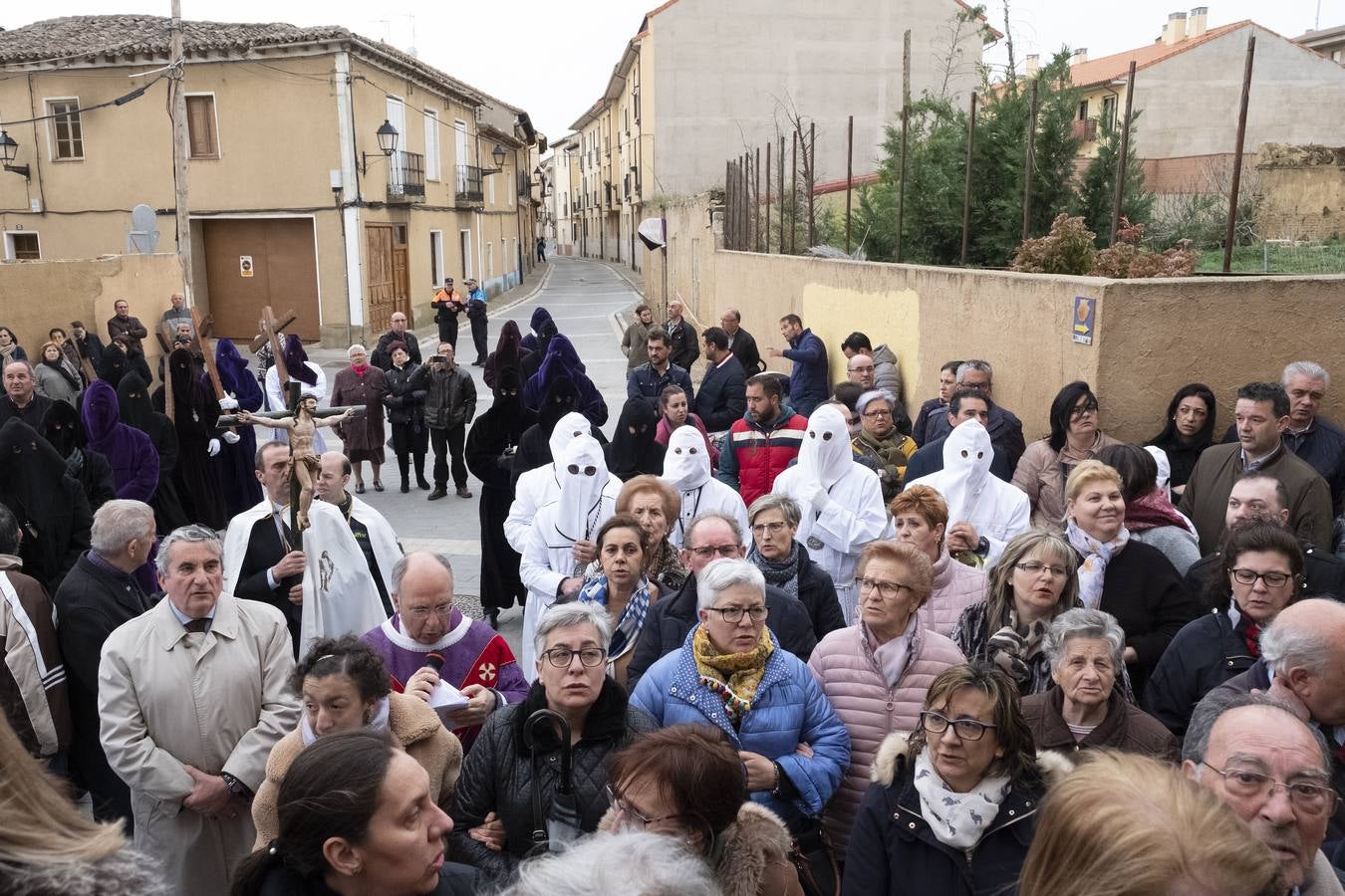 El Cristo del Amparo, portado a hombros, recorrió las calles de la localidad en solemne y devoto vía crucis, solo roto por los rezos de los fieles, que siguen al crucificado