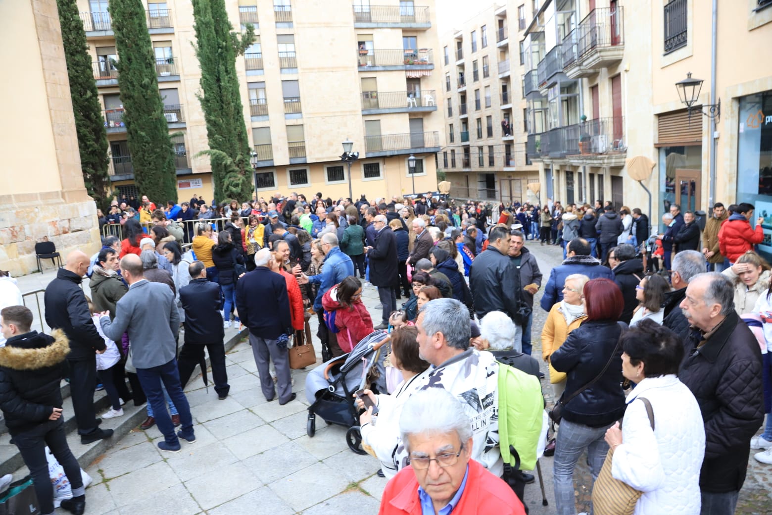 La amenaza de precipitaciones no se esfumó e hizo trizas las ilusiones de los cofrades