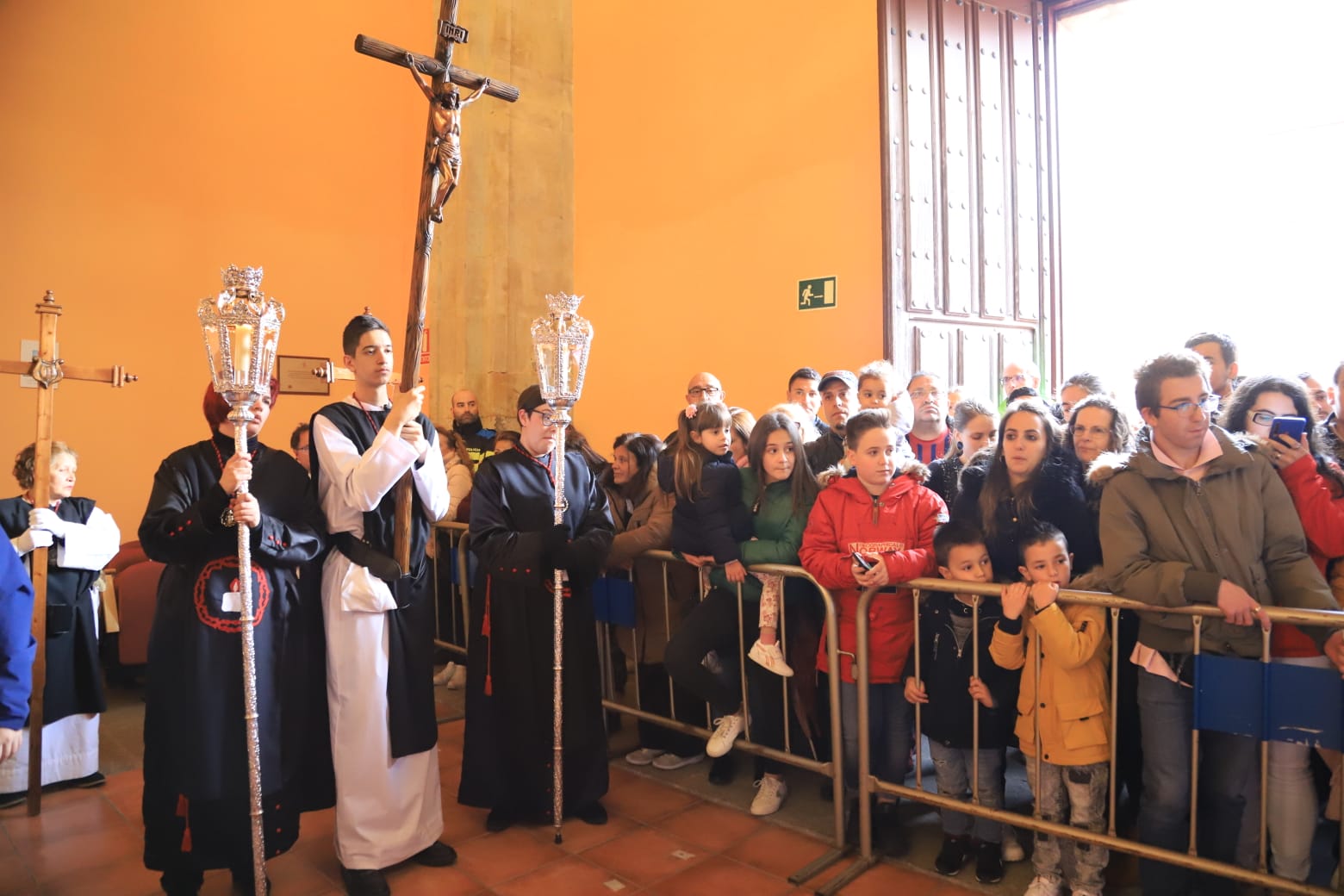 La amenaza de precipitaciones no se esfumó e hizo trizas las ilusiones de los cofrades