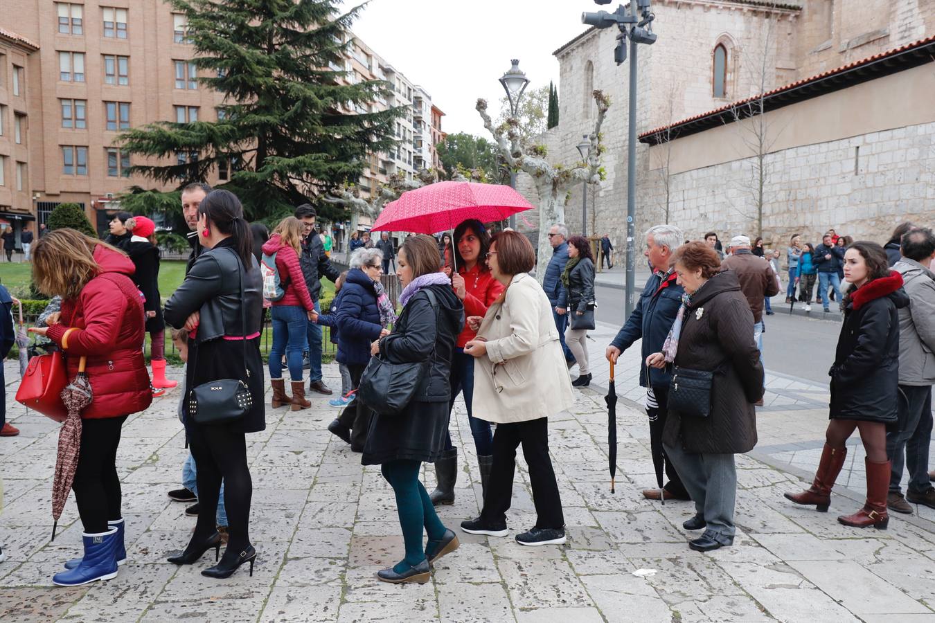 Fotos: La procesión de Penitencia y Caridad de Valladolid, suspendida por la lluvia