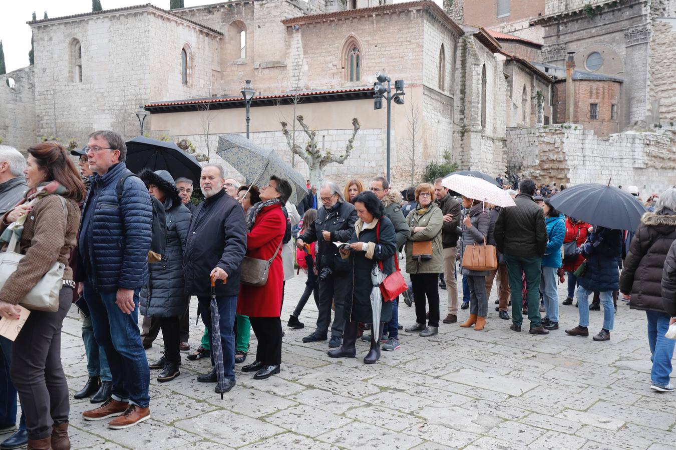 Fotos: La procesión de Penitencia y Caridad de Valladolid, suspendida por la lluvia