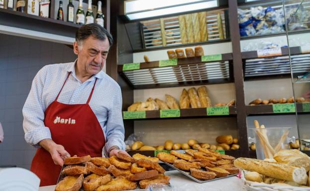 El pastelero segoviano Juan José Marín muestra las torrijas. 