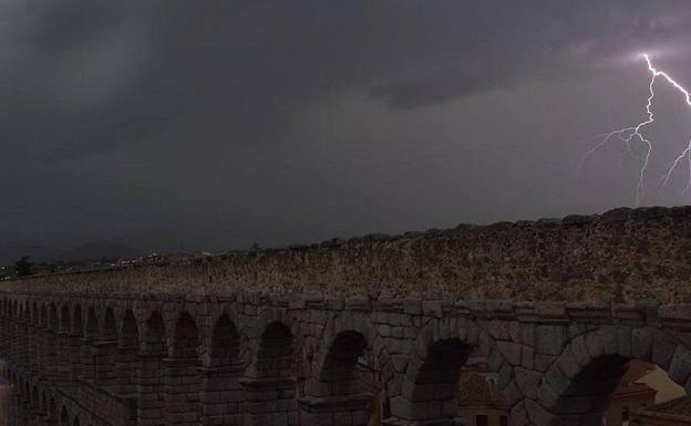 Un rayo cae en las inmediaciones del Acueducto en una tormenta en mayo de 2018. 