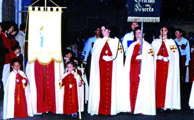 Procesión de 1984, la primera vez que salieron mujeres con La Vera Cruz. 