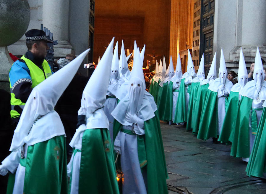 Fotos: Deslucida Procesión de los Pasos de Segovia por la ausencia de varias cofradías