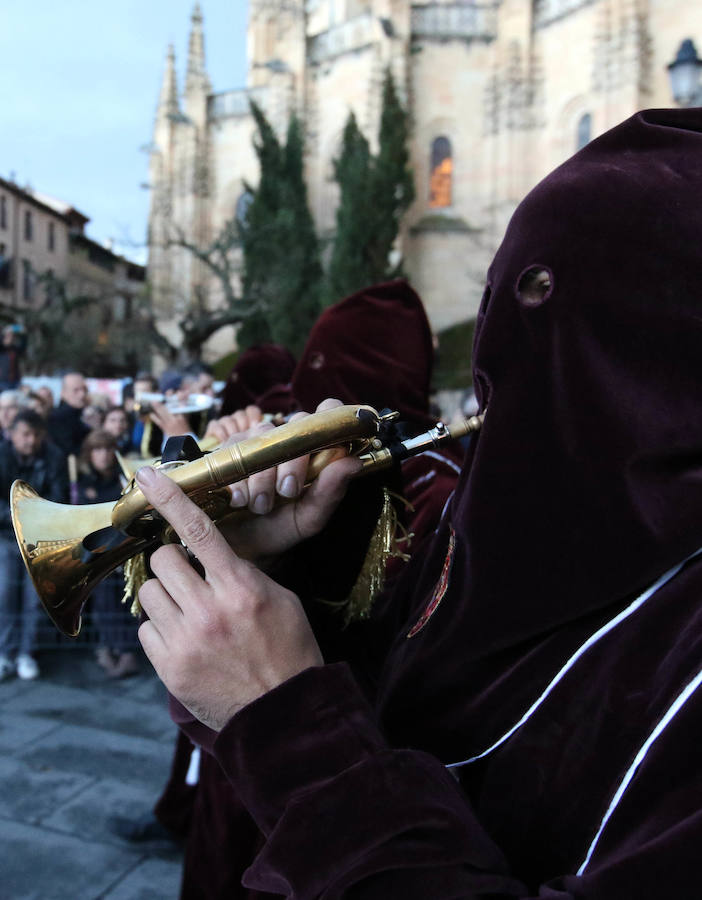 Fotos: Deslucida Procesión de los Pasos de Segovia por la ausencia de varias cofradías