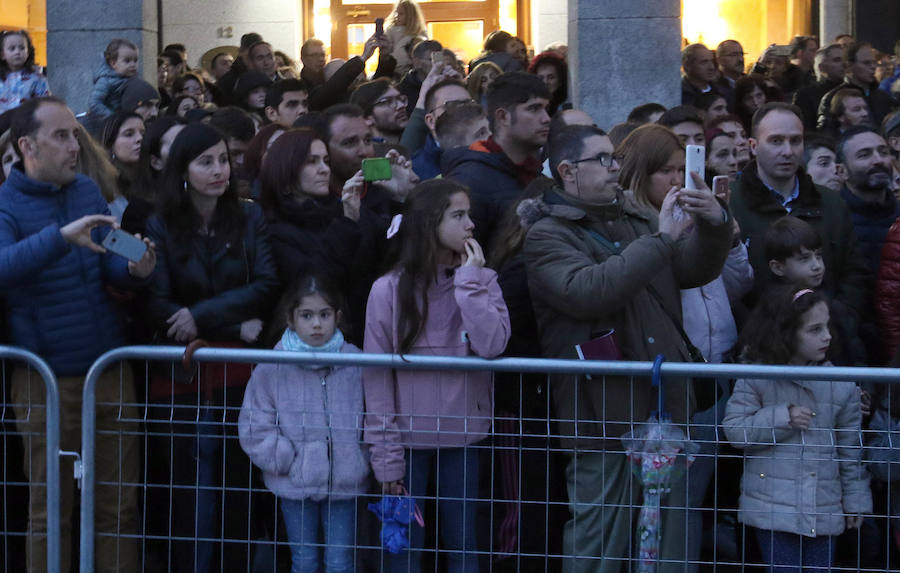 Fotos: Deslucida Procesión de los Pasos de Segovia por la ausencia de varias cofradías