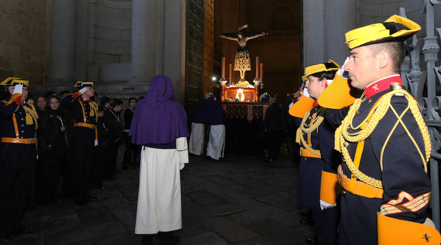 Fotos: Deslucida Procesión de los Pasos de Segovia por la ausencia de varias cofradías