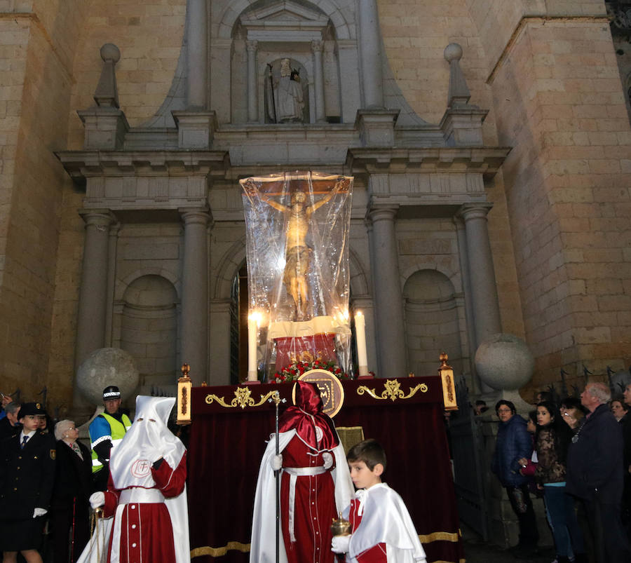Fotos: Deslucida Procesión de los Pasos de Segovia por la ausencia de varias cofradías