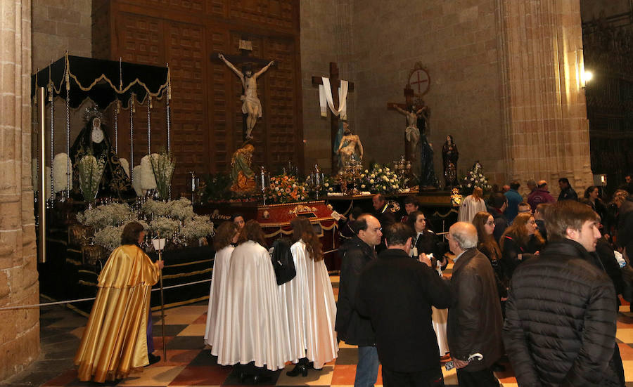 Fotos: Deslucida Procesión de los Pasos de Segovia por la ausencia de varias cofradías