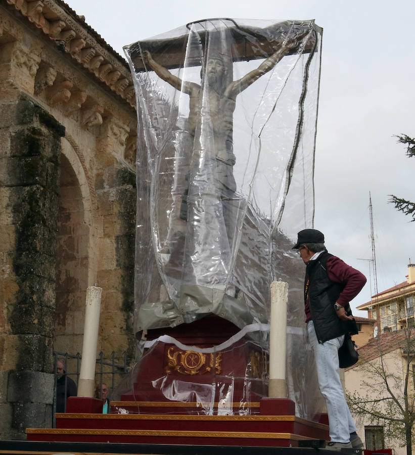 Fotos: Desfiles procesionales en la mañana del Viernes Santo