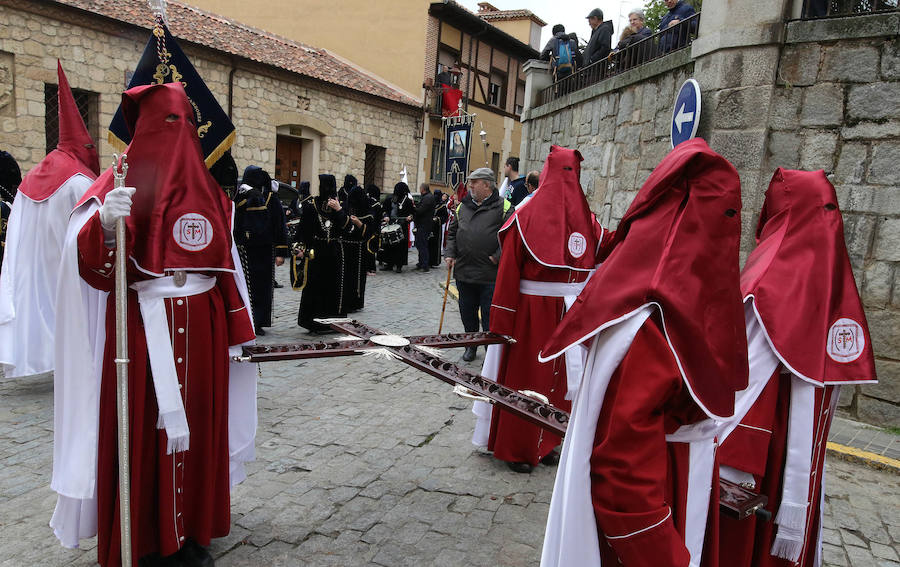 Fotos: Desfiles procesionales en la mañana del Viernes Santo