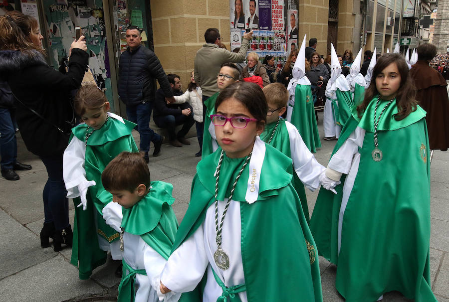 Fotos: Desfiles procesionales en la mañana del Viernes Santo