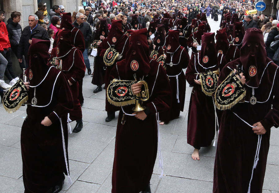 Fotos: Desfiles procesionales en la mañana del Viernes Santo