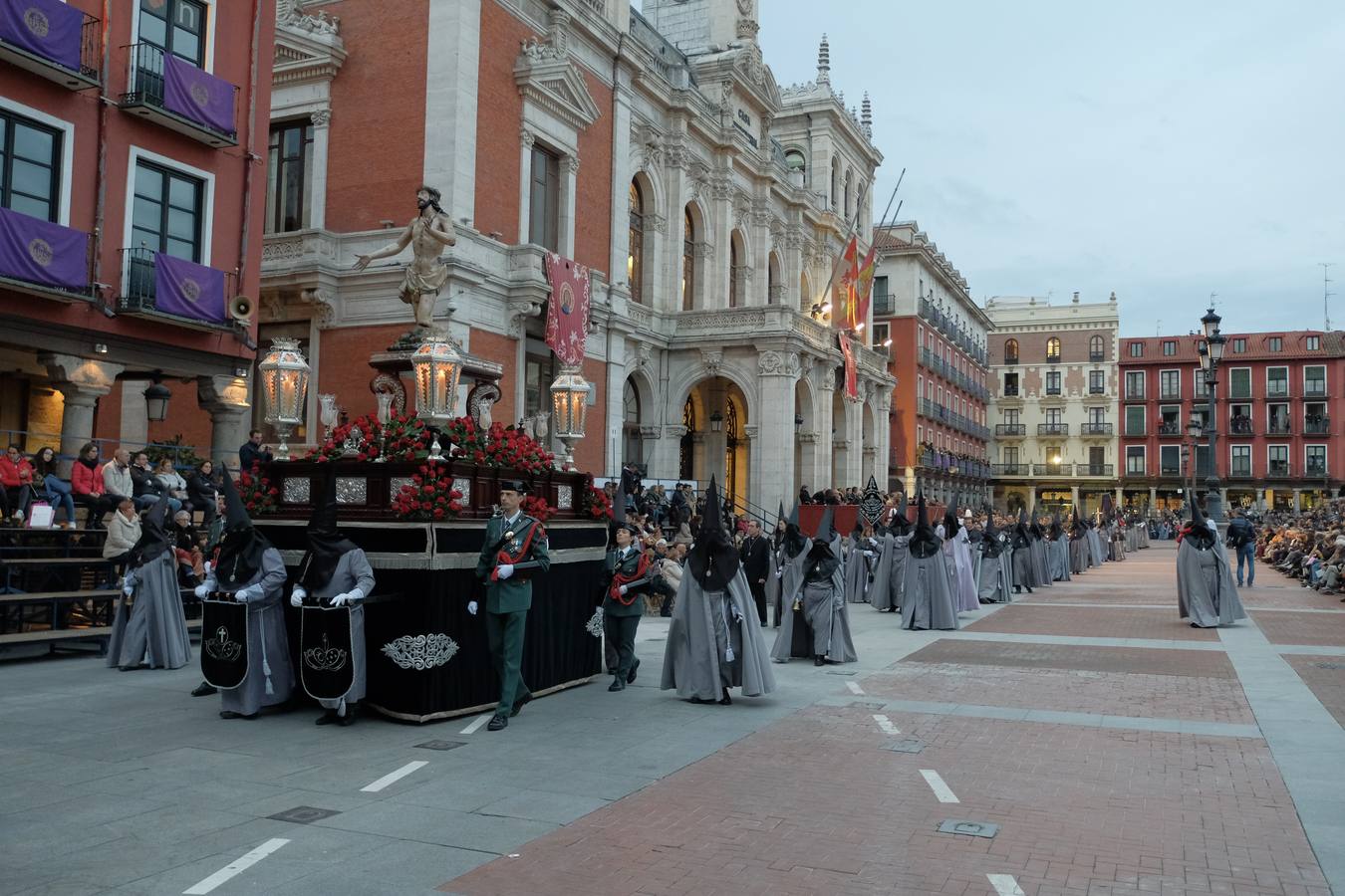 Jesús de la Esperanza y La Sagrada Cena encabezan la comitiva de 33 pasos alumbrados por las veinte hermandades de la capital