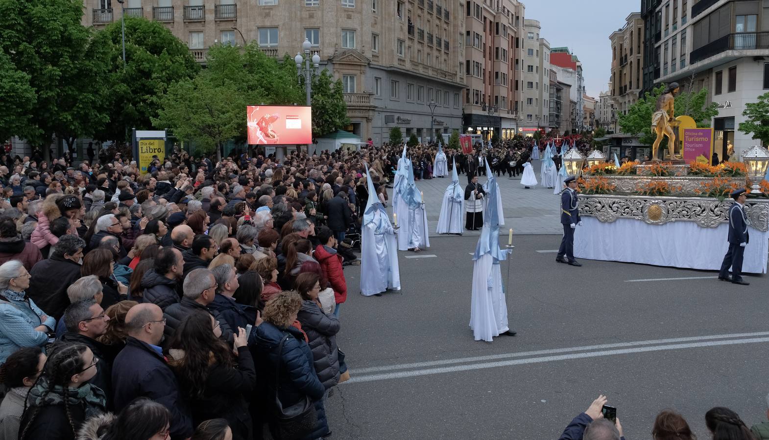 Jesús de la Esperanza y La Sagrada Cena encabezan la comitiva de 33 pasos alumbrados por las veinte hermandades de la capital