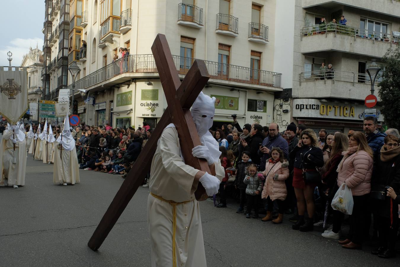 Jesús de la Esperanza y La Sagrada Cena encabezan la comitiva de 33 pasos alumbrados por las veinte hermandades de la capital