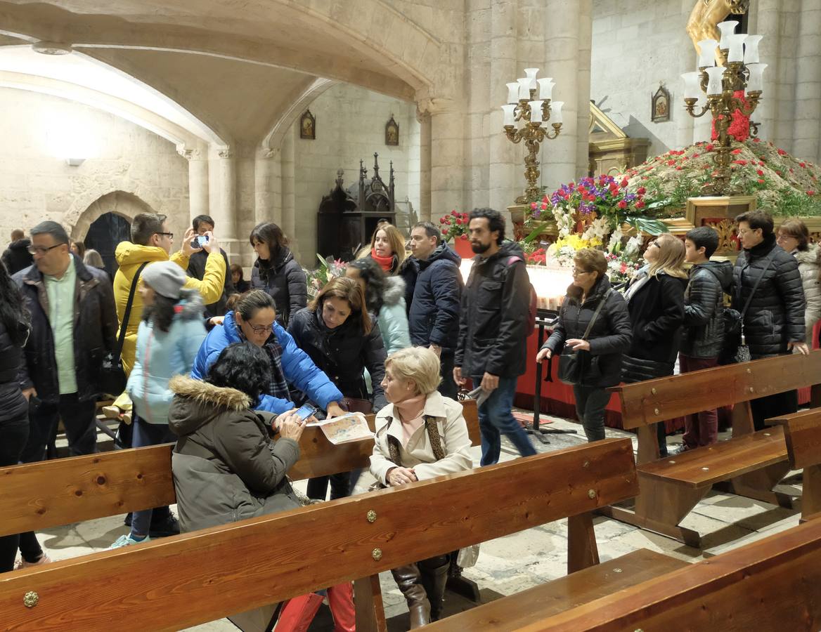 Jesús de la Esperanza y La Sagrada Cena encabezan la comitiva de 33 pasos alumbrados por las veinte hermandades de la capital