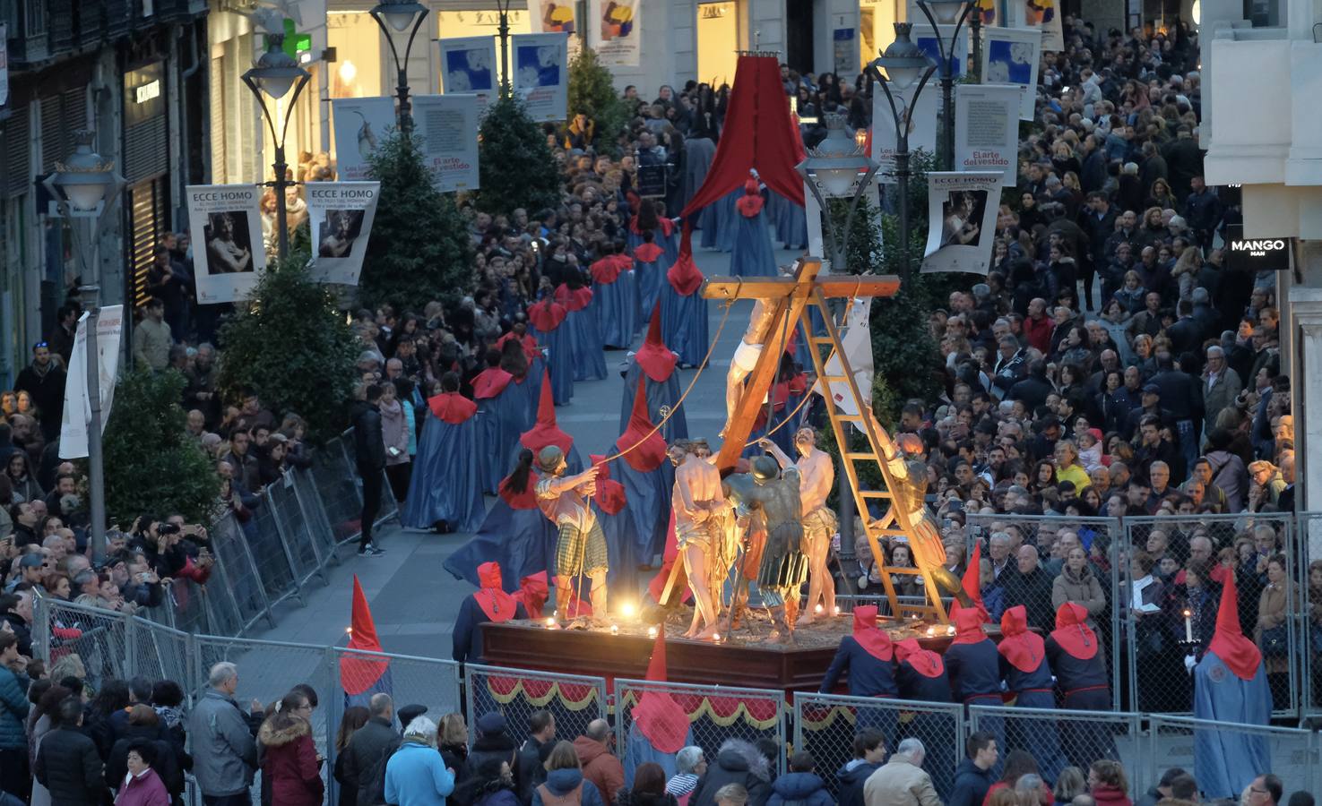 Jesús de la Esperanza y La Sagrada Cena encabezan la comitiva de 33 pasos alumbrados por las veinte hermandades de la capital
