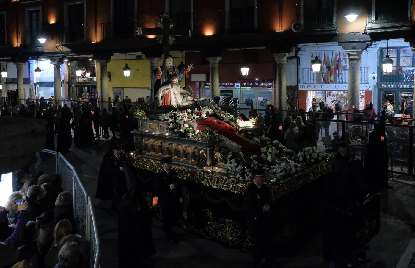 Jesús de la Esperanza y La Sagrada Cena encabezan la comitiva de 33 pasos alumbrados por las veinte hermandades de la capital