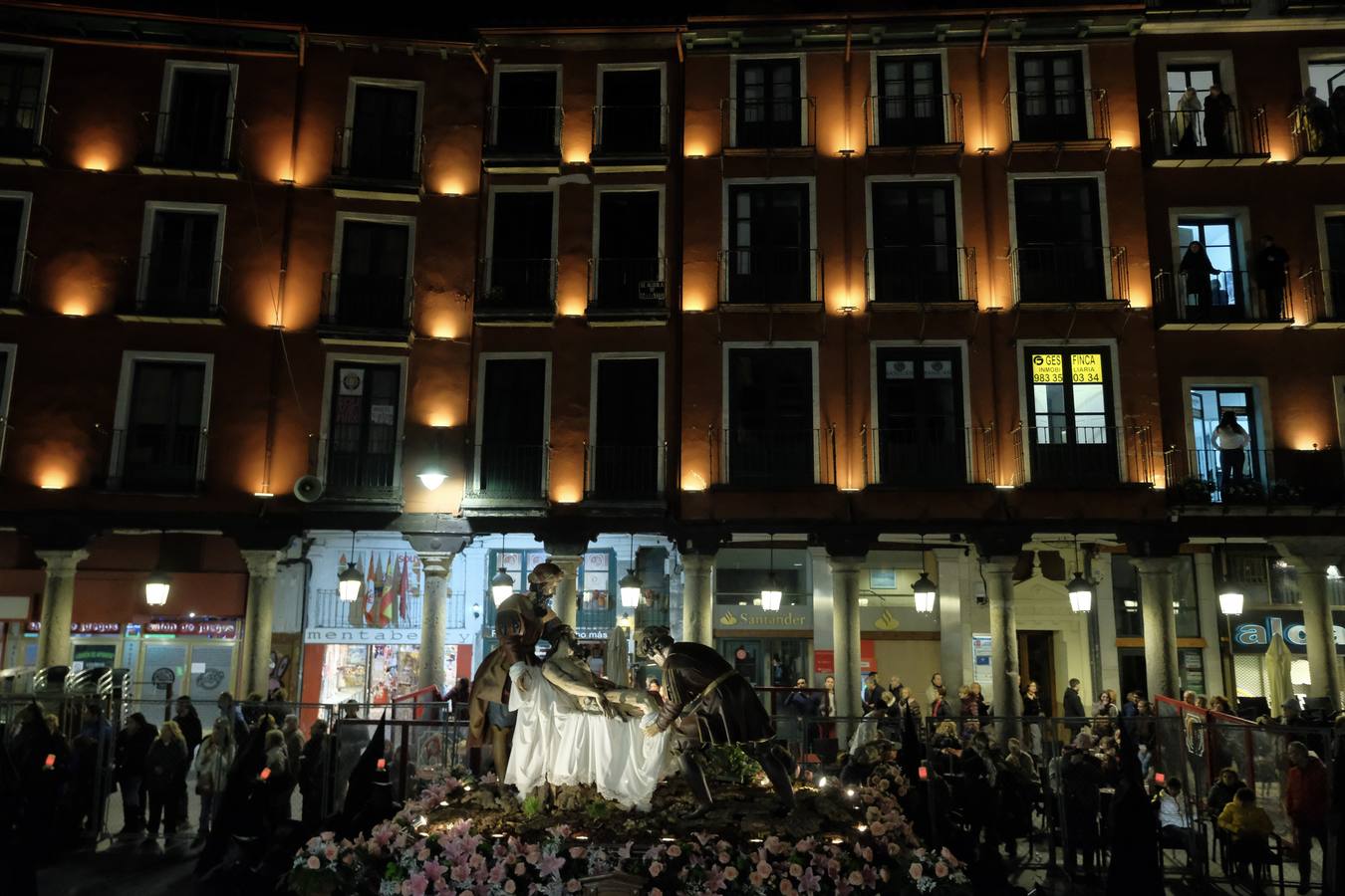 Jesús de la Esperanza y La Sagrada Cena encabezan la comitiva de 33 pasos alumbrados por las veinte hermandades de la capital