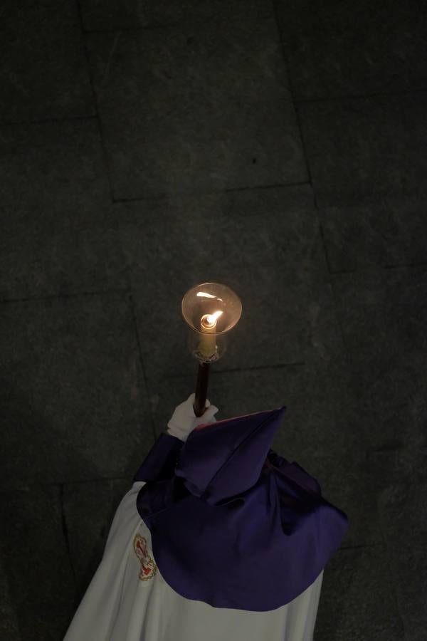 Jesús de la Esperanza y La Sagrada Cena encabezan la comitiva de 33 pasos alumbrados por las veinte hermandades de la capital