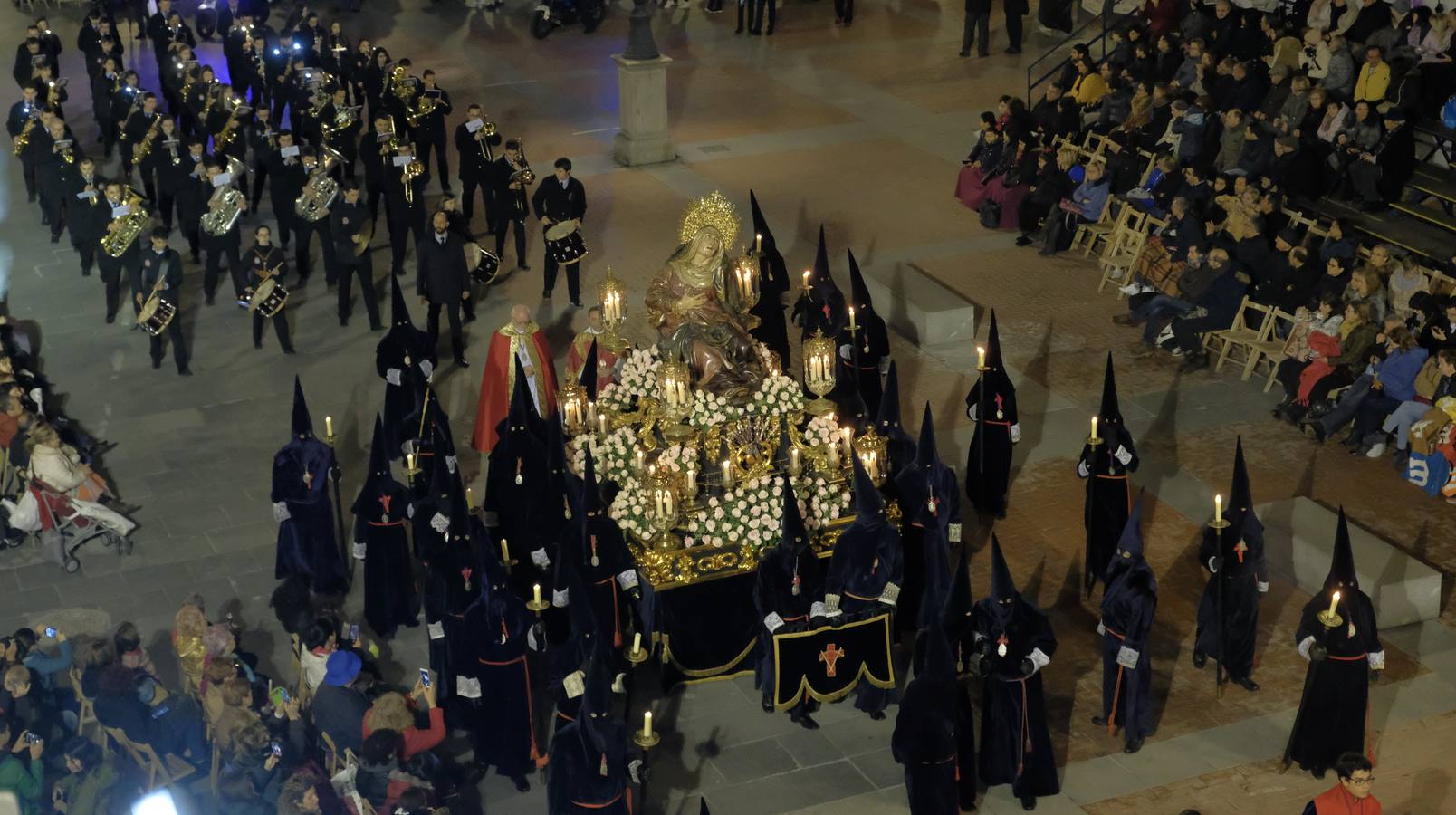 Jesús de la Esperanza y La Sagrada Cena encabezan la comitiva de 33 pasos alumbrados por las veinte hermandades de la capital