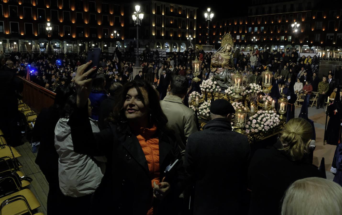 Jesús de la Esperanza y La Sagrada Cena encabezan la comitiva de 33 pasos alumbrados por las veinte hermandades de la capital