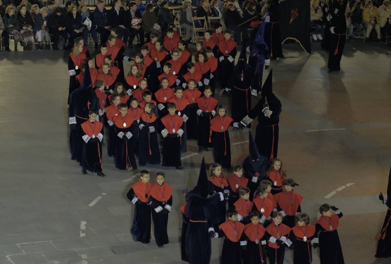 Jesús de la Esperanza y La Sagrada Cena encabezan la comitiva de 33 pasos alumbrados por las veinte hermandades de la capital