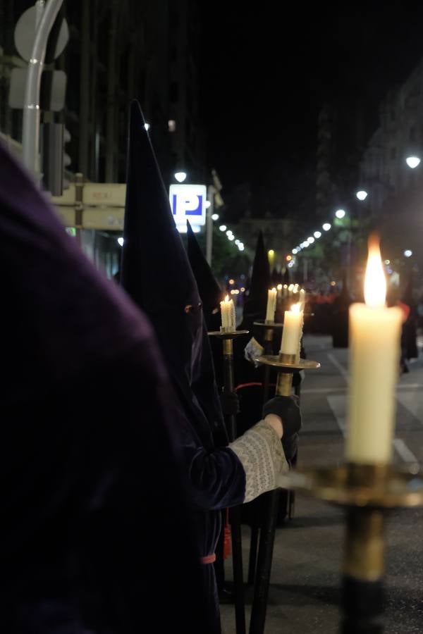 Jesús de la Esperanza y La Sagrada Cena encabezan la comitiva de 33 pasos alumbrados por las veinte hermandades de la capital