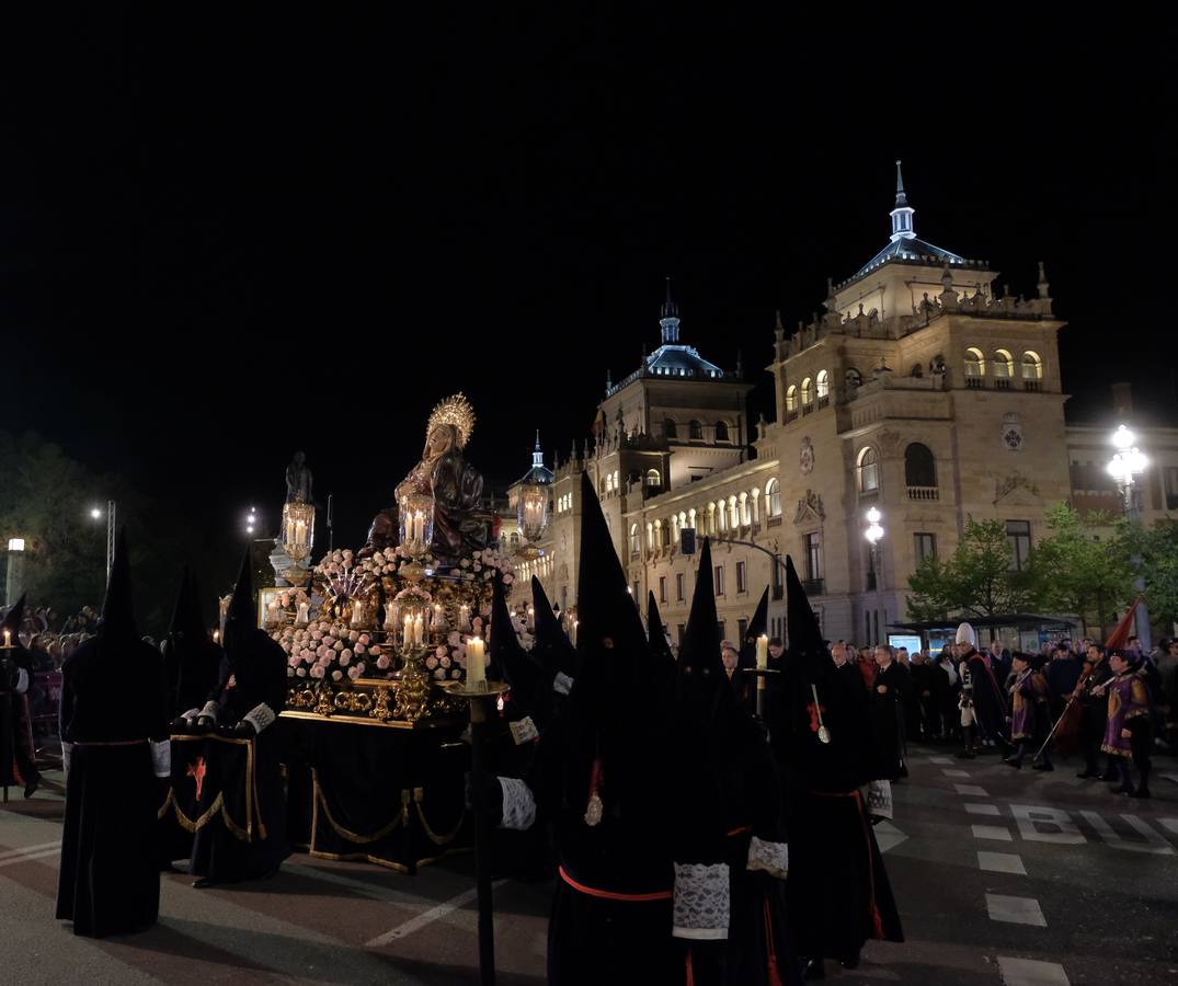 Jesús de la Esperanza y La Sagrada Cena encabezan la comitiva de 33 pasos alumbrados por las veinte hermandades de la capital