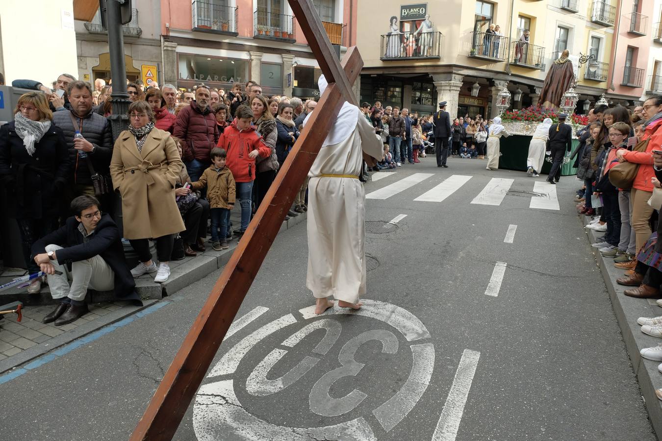 Jesús de la Esperanza y La Sagrada Cena encabezan la comitiva de 33 pasos alumbrados por las veinte hermandades de la capital