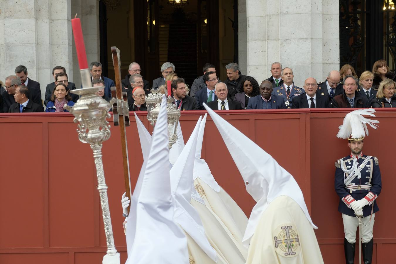 Jesús de la Esperanza y La Sagrada Cena encabezan la comitiva de 33 pasos alumbrados por las veinte hermandades de la capital
