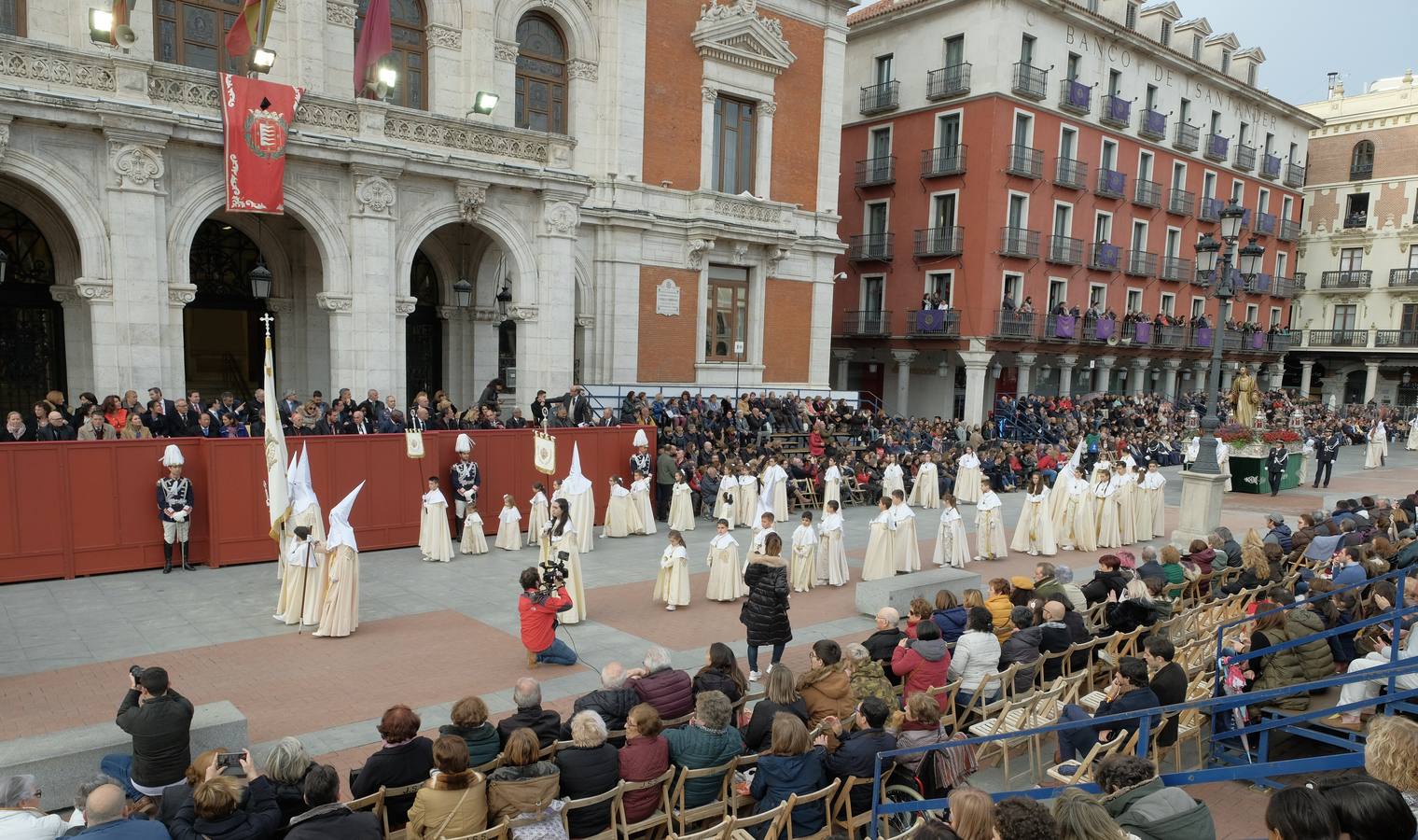 Jesús de la Esperanza y La Sagrada Cena encabezan la comitiva de 33 pasos alumbrados por las veinte hermandades de la capital