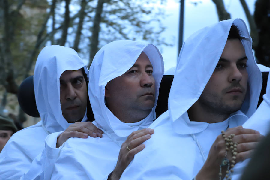 La hermandad se arriesgó a salir pese a que las previsiones meteorológicas eran adversas | Las miles de personas que presenciaban el recorrido de los cofrades desplegaron sus paraguas para protegerse de la inoportuna lluvia