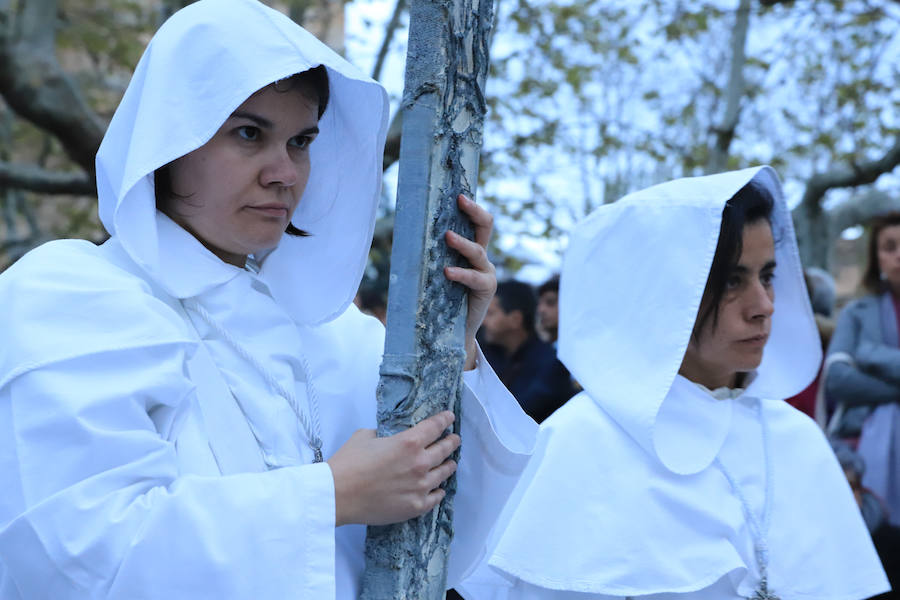 La hermandad se arriesgó a salir pese a que las previsiones meteorológicas eran adversas | Las miles de personas que presenciaban el recorrido de los cofrades desplegaron sus paraguas para protegerse de la inoportuna lluvia