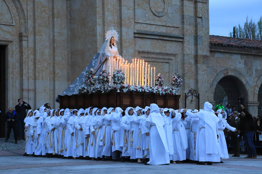 La hermandad se arriesgó a salir pese a que las previsiones meteorológicas eran adversas | Las miles de personas que presenciaban el recorrido de los cofrades desplegaron sus paraguas para protegerse de la inoportuna lluvia