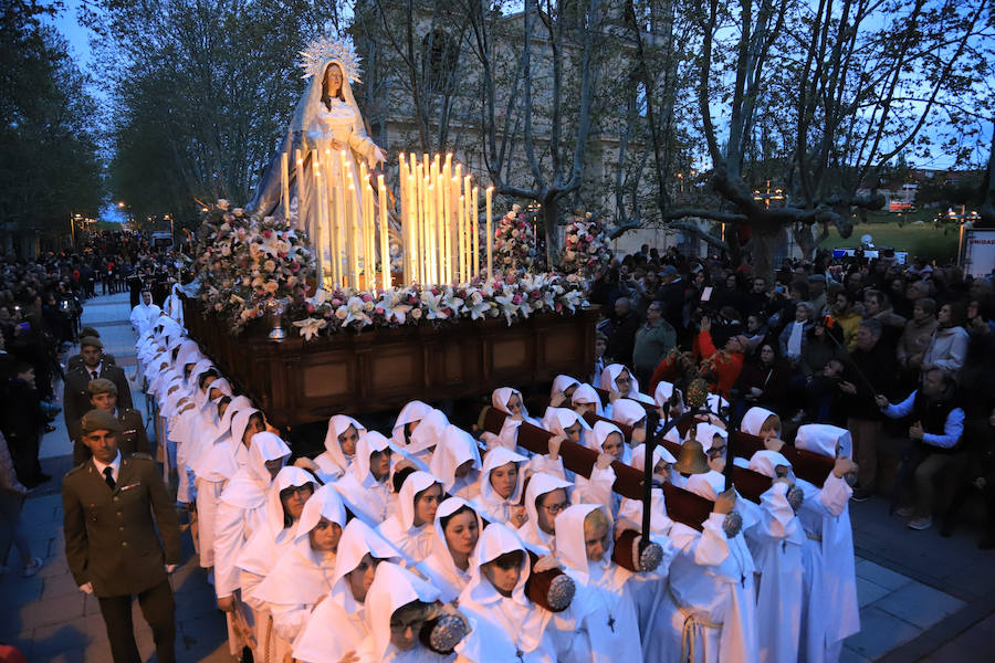 La hermandad se arriesgó a salir pese a que las previsiones meteorológicas eran adversas | Las miles de personas que presenciaban el recorrido de los cofrades desplegaron sus paraguas para protegerse de la inoportuna lluvia