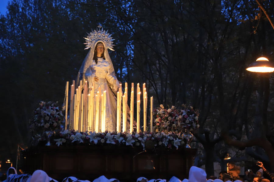La hermandad se arriesgó a salir pese a que las previsiones meteorológicas eran adversas | Las miles de personas que presenciaban el recorrido de los cofrades desplegaron sus paraguas para protegerse de la inoportuna lluvia