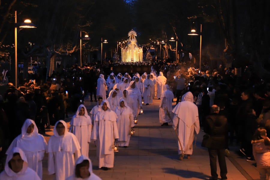 La hermandad se arriesgó a salir pese a que las previsiones meteorológicas eran adversas | Las miles de personas que presenciaban el recorrido de los cofrades desplegaron sus paraguas para protegerse de la inoportuna lluvia