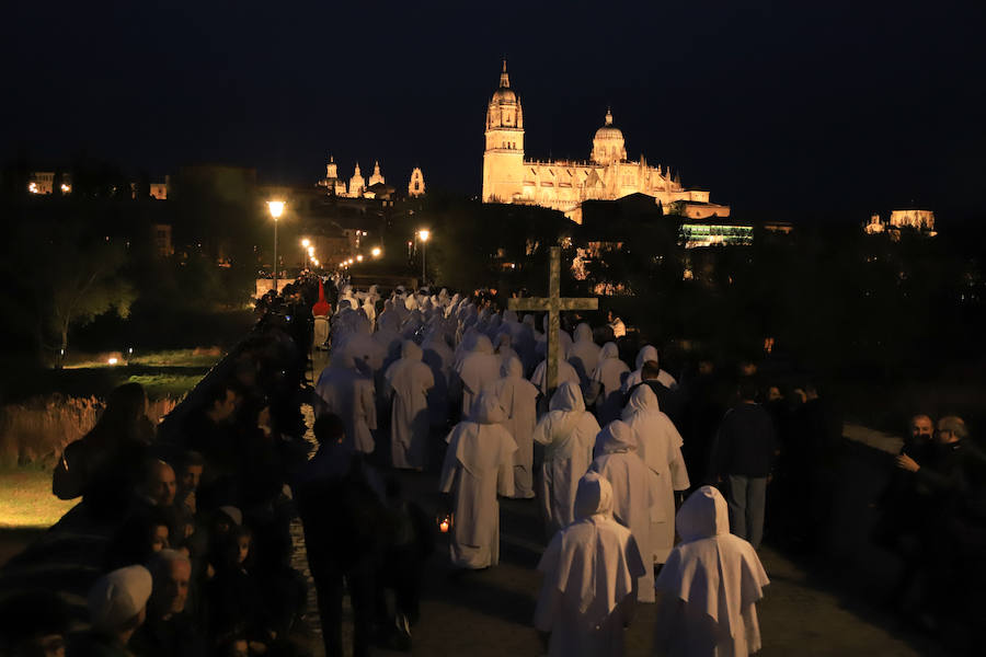 La hermandad se arriesgó a salir pese a que las previsiones meteorológicas eran adversas | Las miles de personas que presenciaban el recorrido de los cofrades desplegaron sus paraguas para protegerse de la inoportuna lluvia