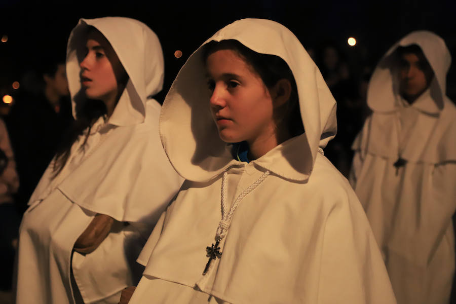 La hermandad se arriesgó a salir pese a que las previsiones meteorológicas eran adversas | Las miles de personas que presenciaban el recorrido de los cofrades desplegaron sus paraguas para protegerse de la inoportuna lluvia
