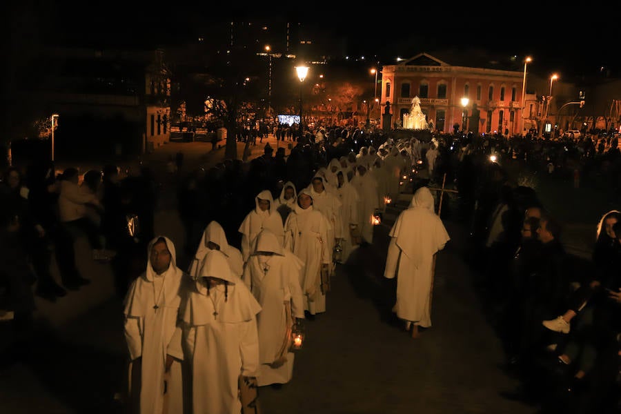 La hermandad se arriesgó a salir pese a que las previsiones meteorológicas eran adversas | Las miles de personas que presenciaban el recorrido de los cofrades desplegaron sus paraguas para protegerse de la inoportuna lluvia