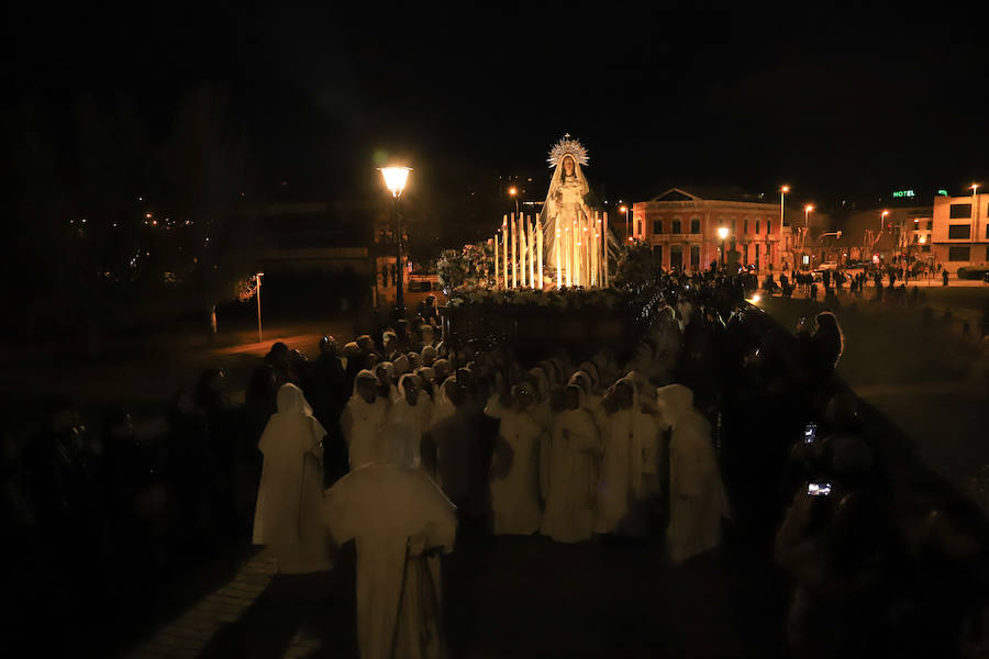 La hermandad se arriesgó a salir pese a que las previsiones meteorológicas eran adversas | Las miles de personas que presenciaban el recorrido de los cofrades desplegaron sus paraguas para protegerse de la inoportuna lluvia