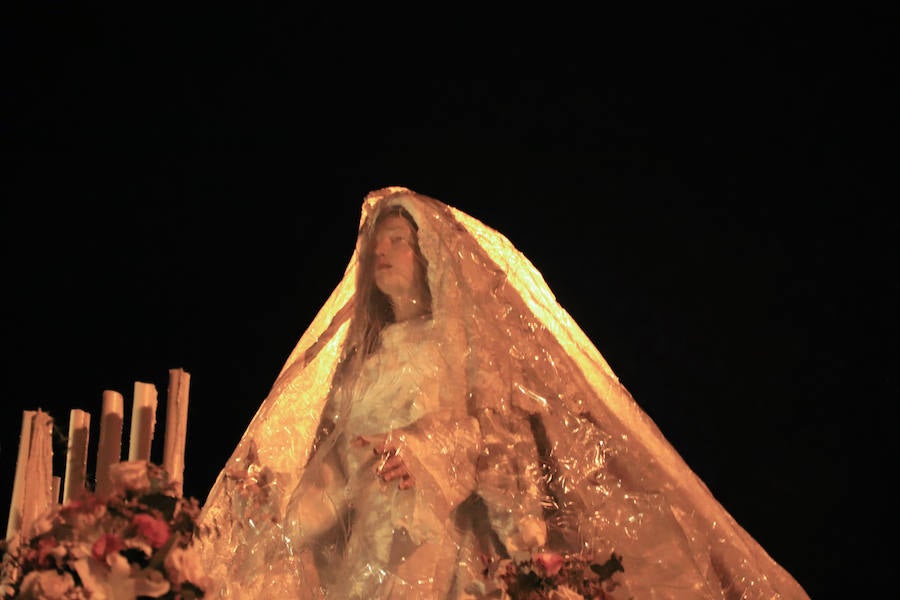 La hermandad se arriesgó a salir pese a que las previsiones meteorológicas eran adversas | Las miles de personas que presenciaban el recorrido de los cofrades desplegaron sus paraguas para protegerse de la inoportuna lluvia