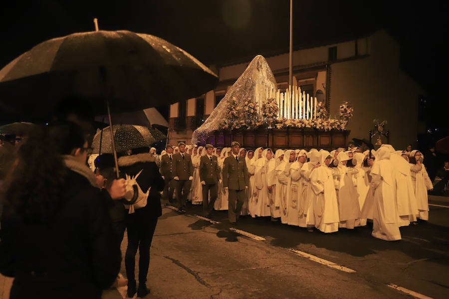 La hermandad se arriesgó a salir pese a que las previsiones meteorológicas eran adversas | Las miles de personas que presenciaban el recorrido de los cofrades desplegaron sus paraguas para protegerse de la inoportuna lluvia