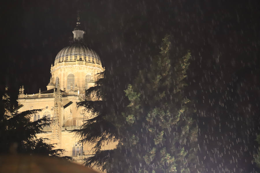 Pese a las intenciones iniciales de salir por las calles del casco histórico, el miedo a que sucediese como por la noche con Amor y Paz hizo recapacitar a los hermanos
