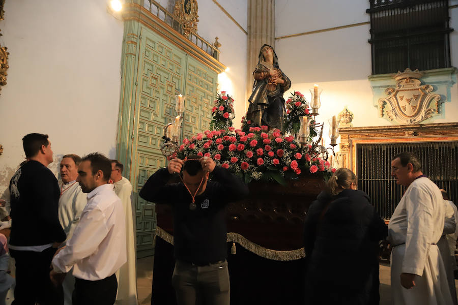 Pese a la amenaza de precipitaciones, la procesión del Cristo de la Agonía sí decidió salír, aunque acortó su recorrido