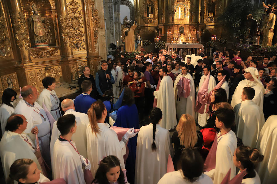 Pese a la amenaza de precipitaciones, la procesión del Cristo de la Agonía sí decidió salír, aunque acortó su recorrido